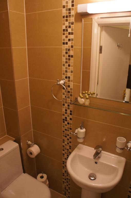 Single Room - Private Bathroom