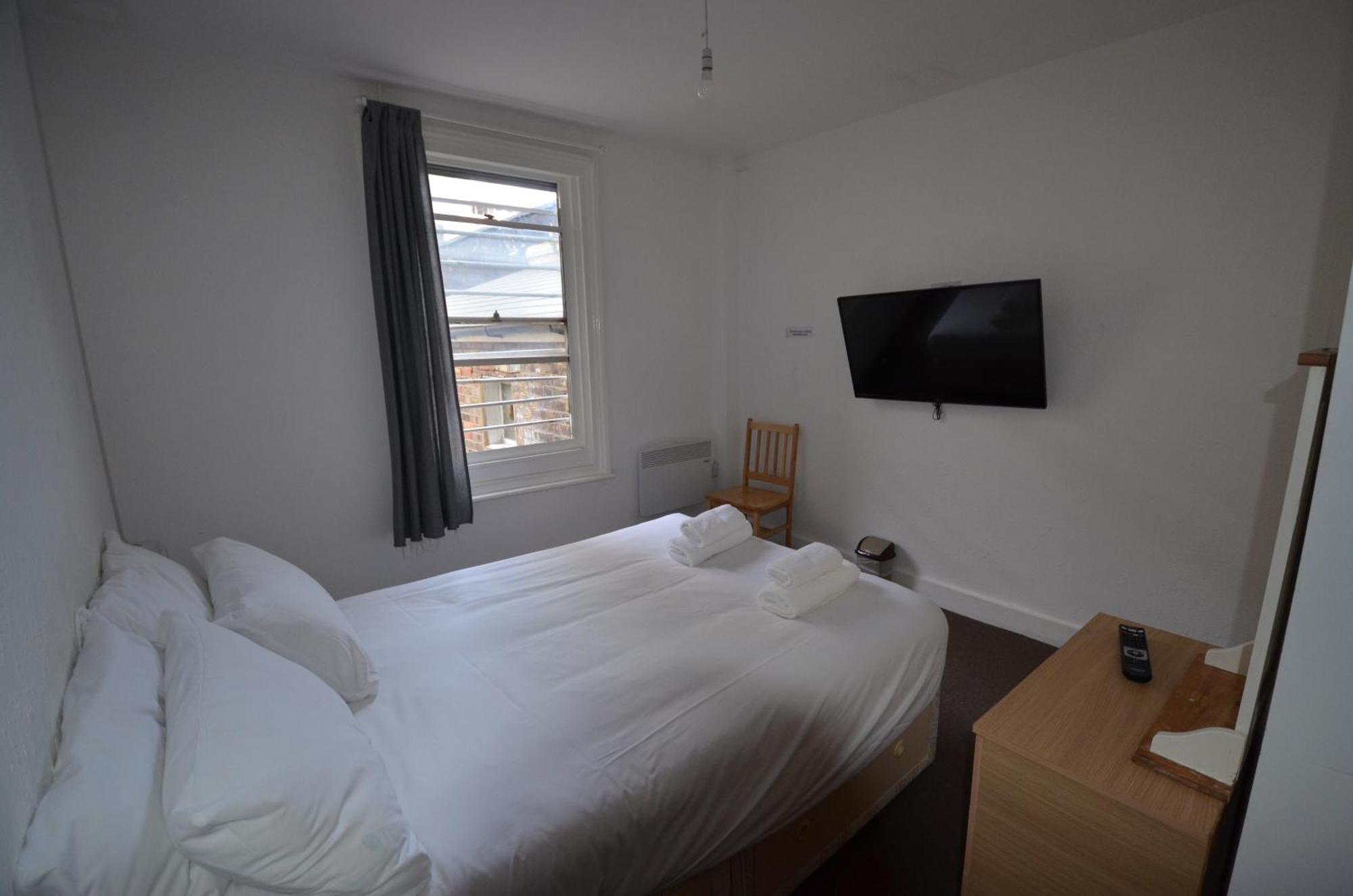 Deluxe Double Room with Private Shower and shared toilet