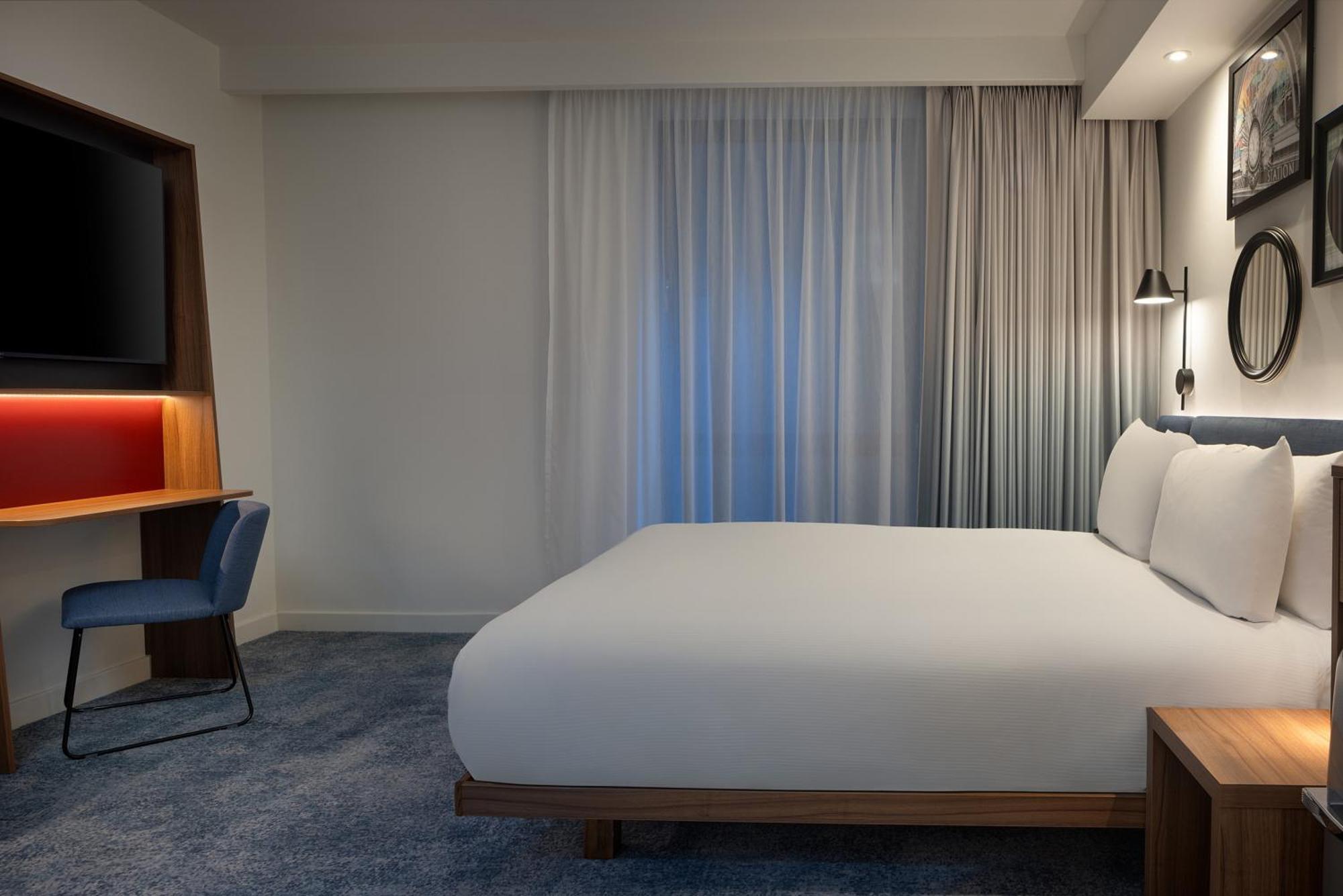 Queen Room Accessible