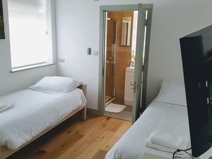 Twin Room with Shower