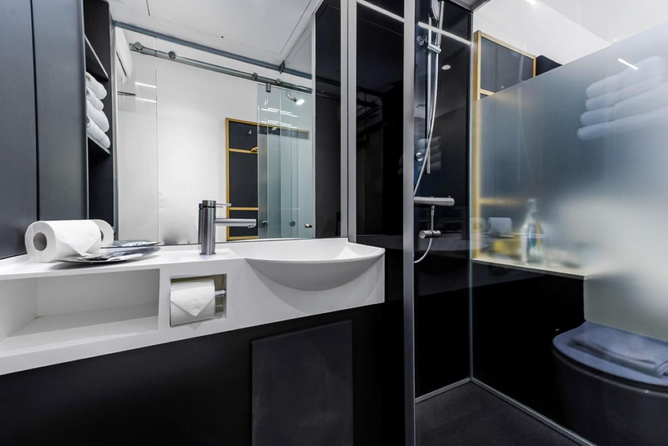 Z Inside Queen (without a window),1605441784:JPEG