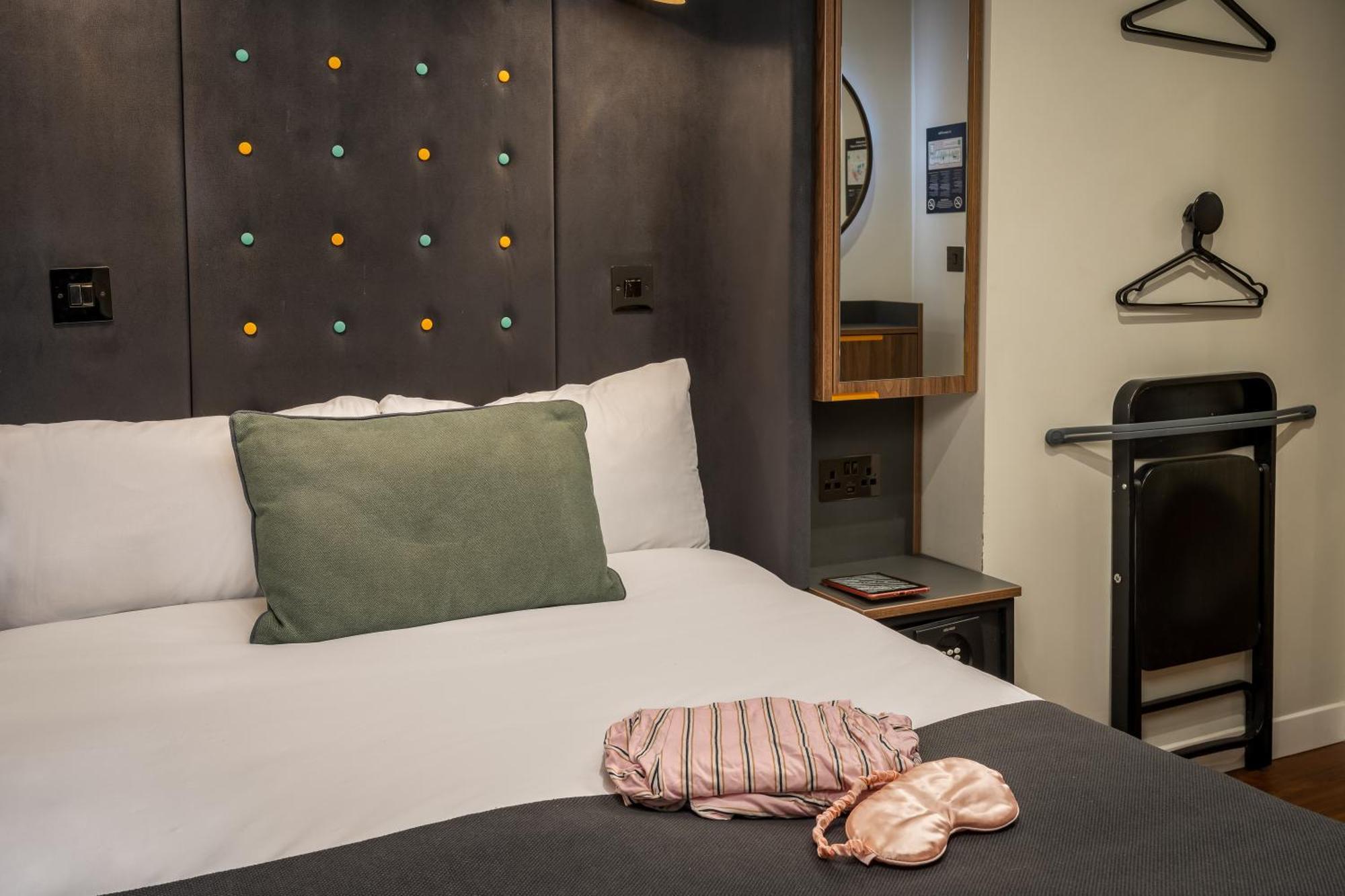 Cosy Double Room no Window