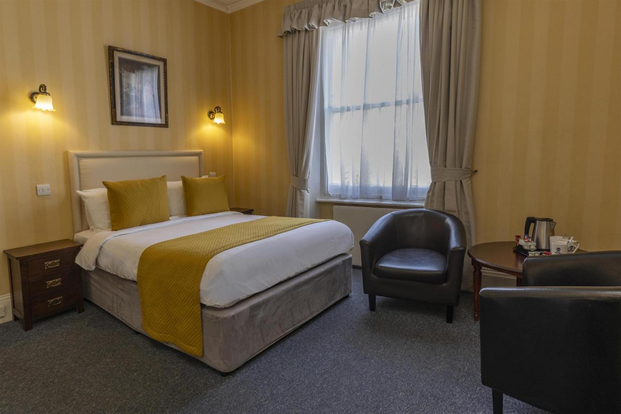Family Room with One Double Bed and One Single Bed - Non-Smoking