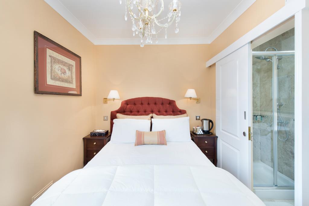 Deluxe Double Room Shower