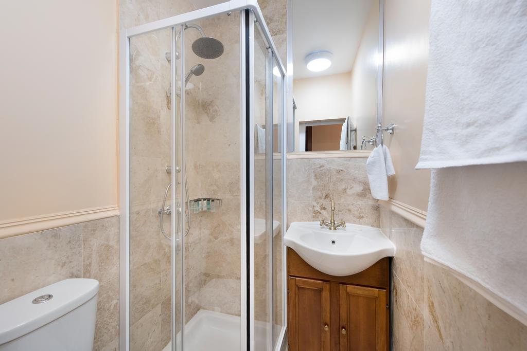 Deluxe Double Room Shower