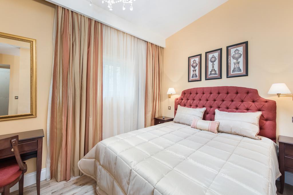 Deluxe Double Room Shower