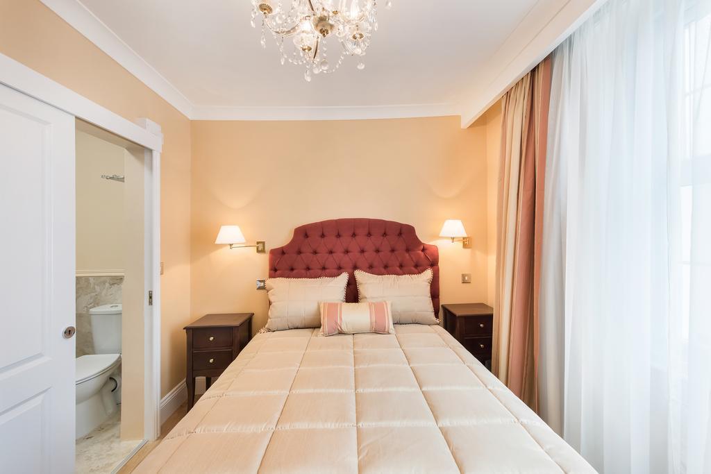 Deluxe Double Room Shower
