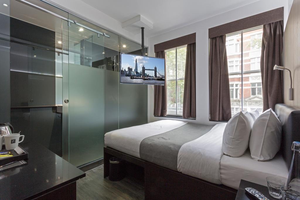 Club Queen Room