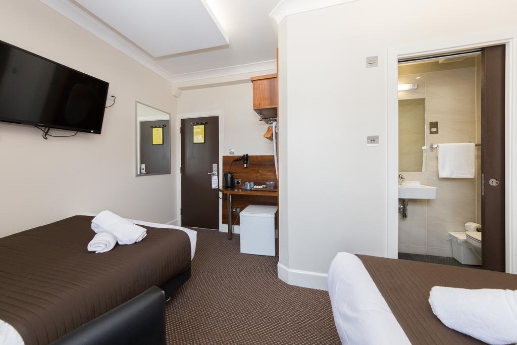 Quadruple Room Private Bathroom