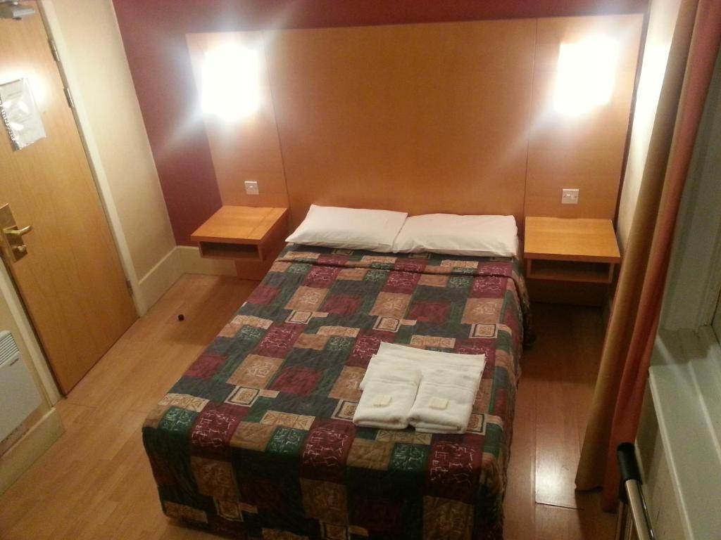 Basic Double Room with Shared Bathroom