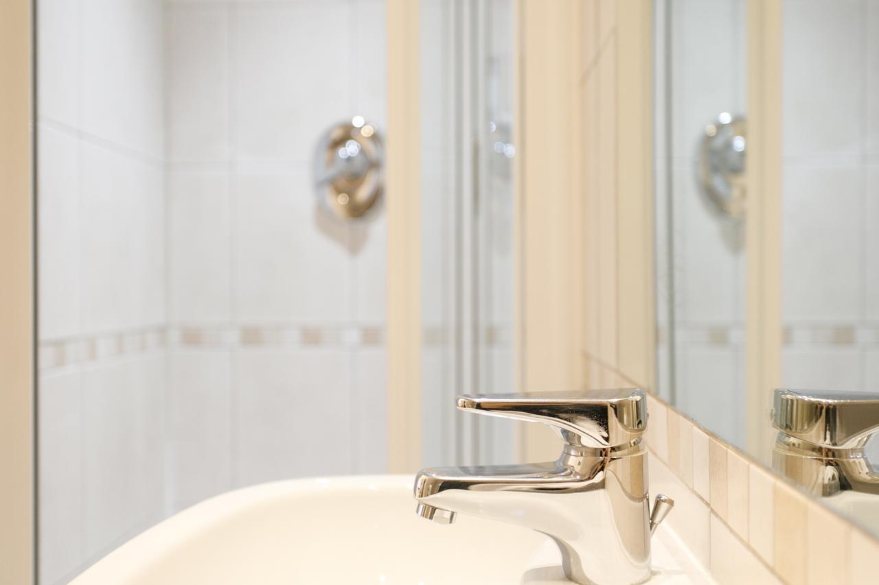 Single Room with Bathroom,631389717:JPEG