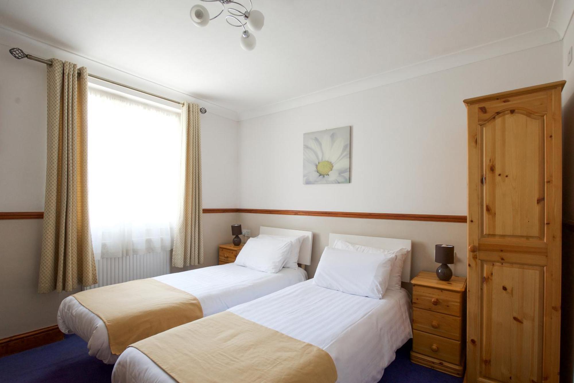 Basic Twin Room – Shared Bathroom Facilities