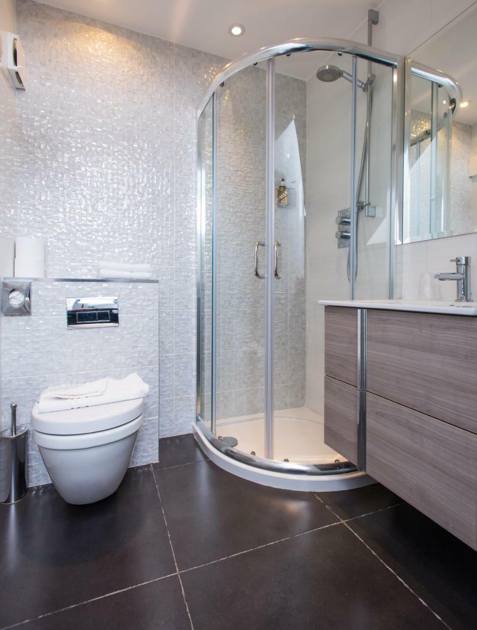 One-Bedroom Queen Suite