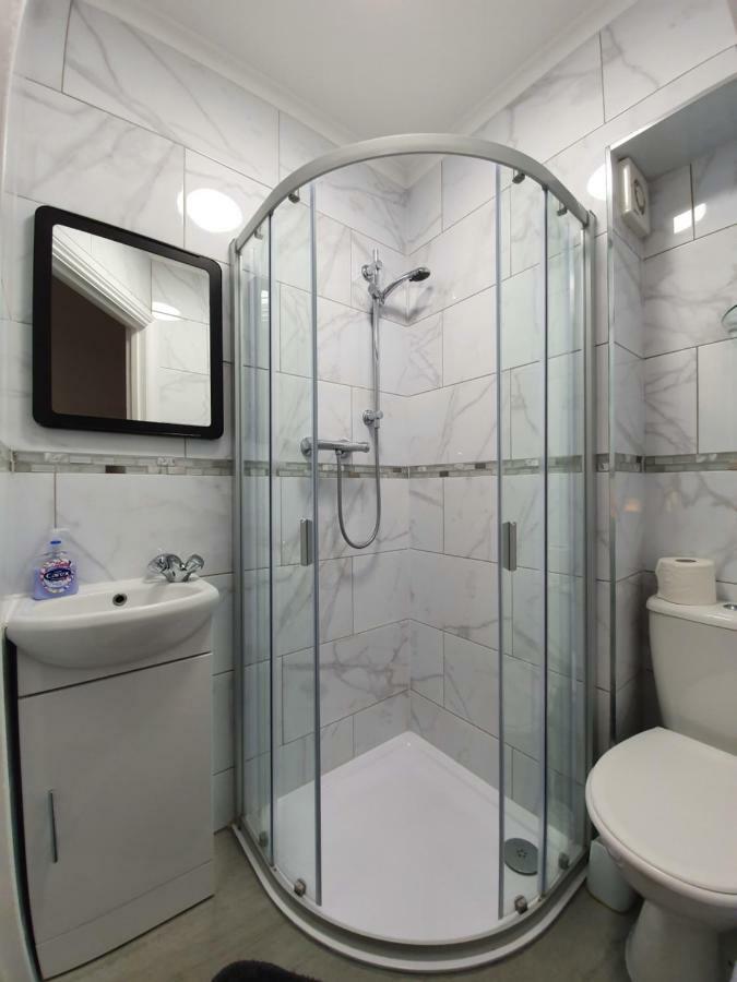 Deluxe Double Room Shower,819758855:JPEG