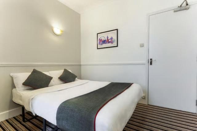 Double Room with Shared Bathroom,945808747:JPEG