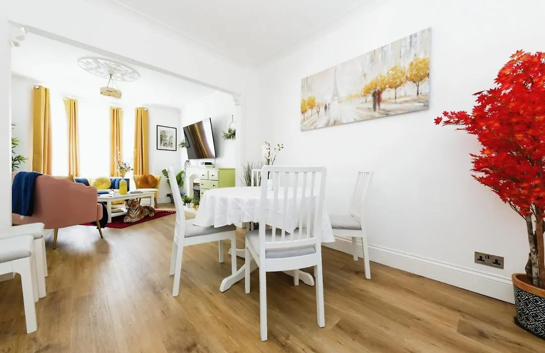 Your Chic 3Br Home Comfort And Style In London-1