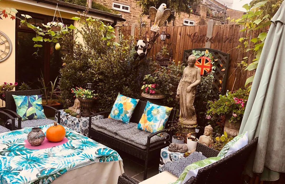 Cheerful 4 Bedroom House With Garden Free Parking-1