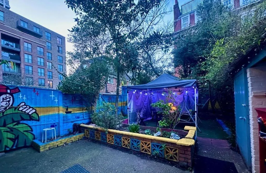 Whitechapel Lindley House R2-1