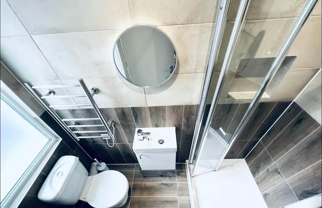 London South Charming Ensuite Look Like Hotel Designer Room-1