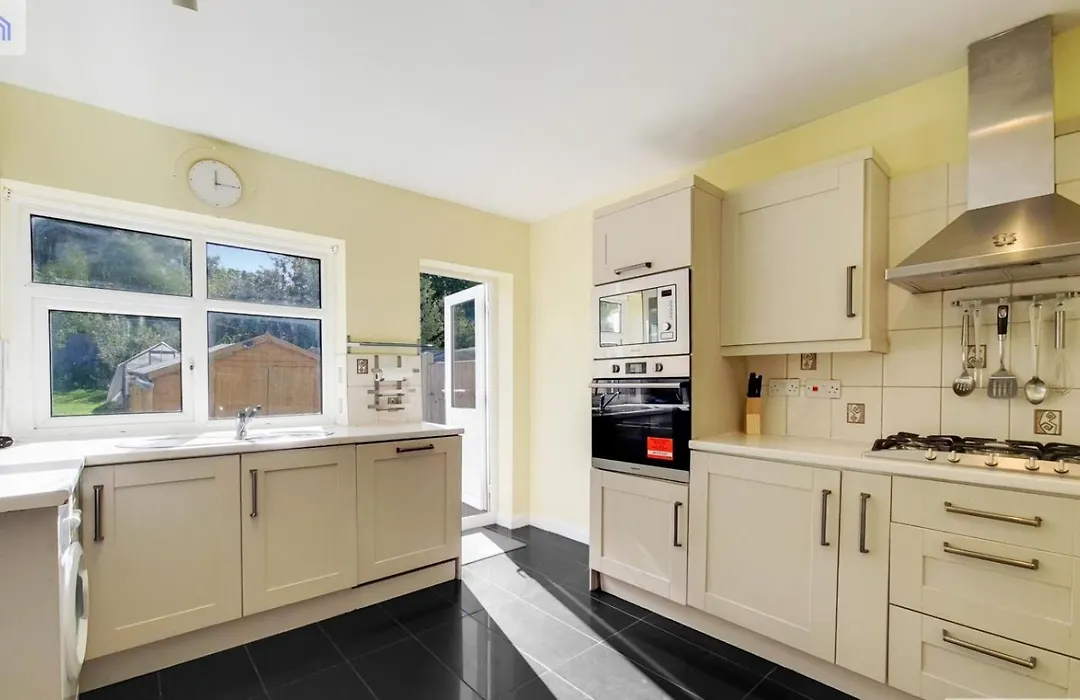 Eejs Charming London 6 Bedroom Home - With Large Garden-1
