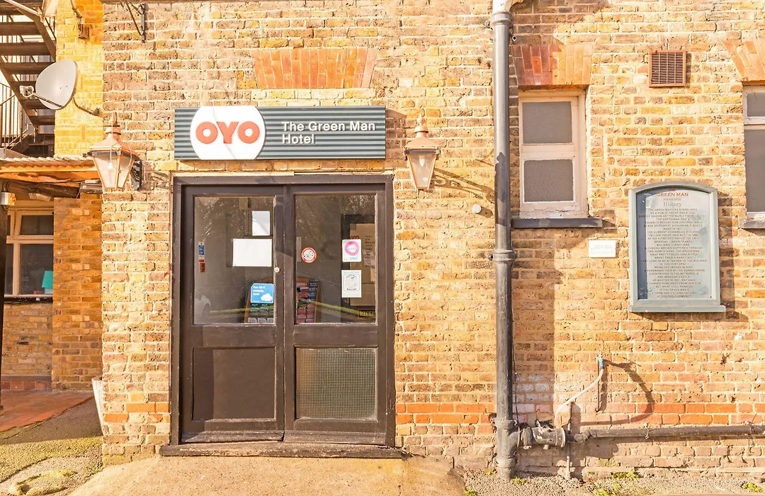 The Green Man Pub And Hotel By Oyo-1