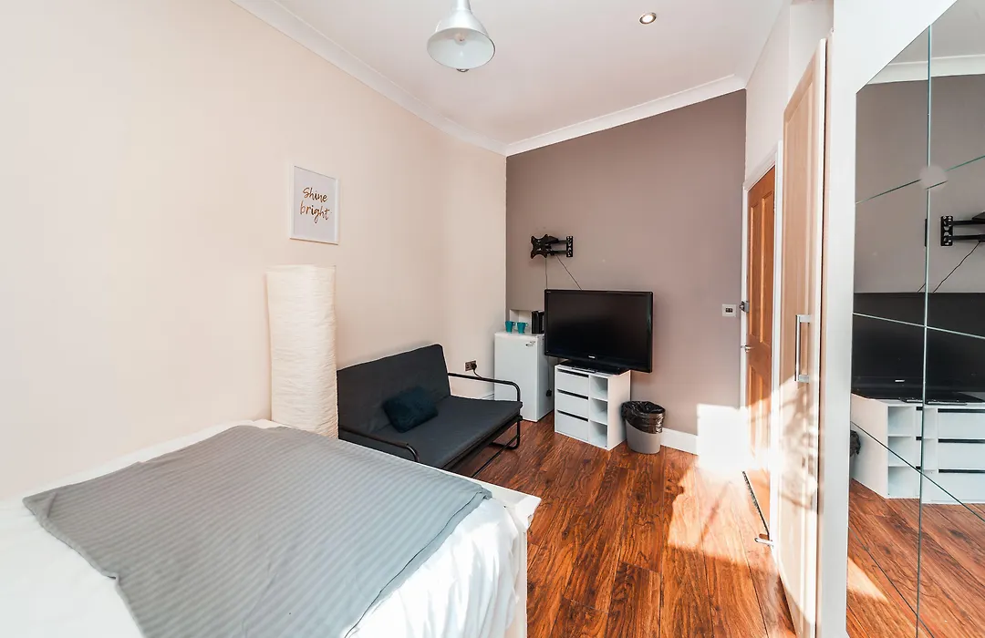 Private En-Suite Room @ Liverpool Street, Brick Ln-1
