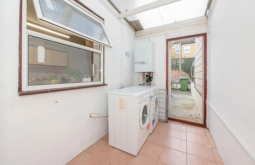 Xtra Large 4 Bedroom House With Heating Sleeps 14 Near Station And Excel-1