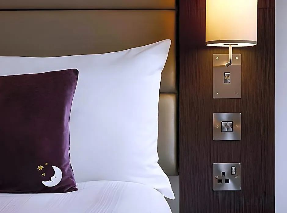 Premier Inn London Canary Wharf-1