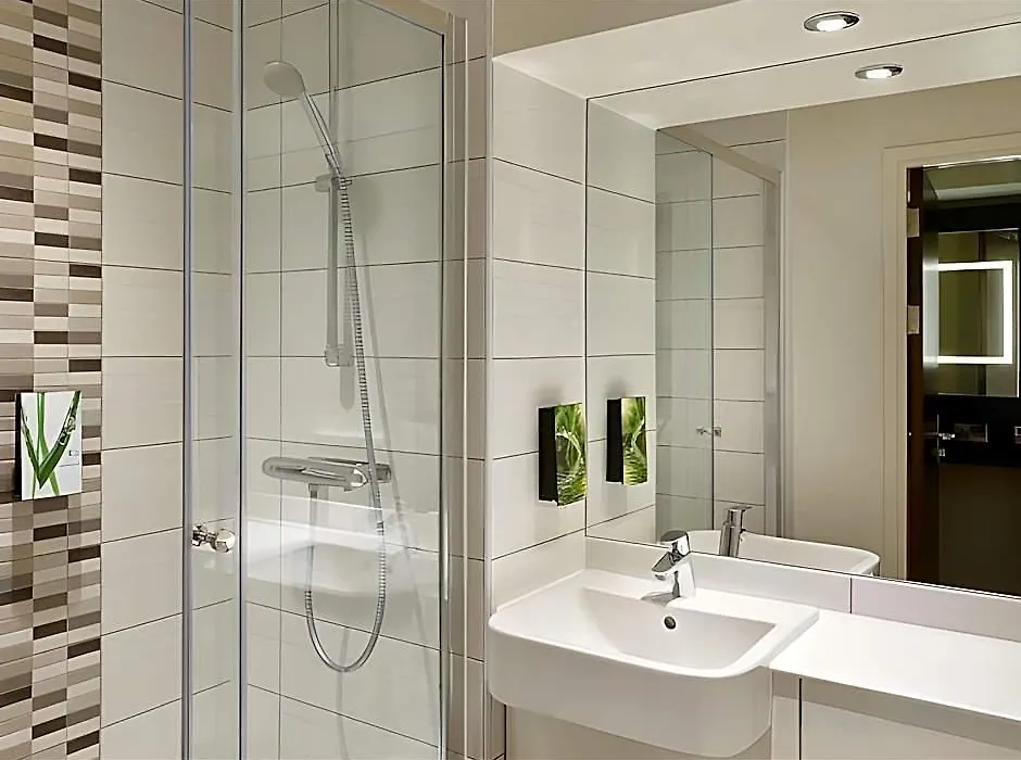 Premier Inn London Canary Wharf-1