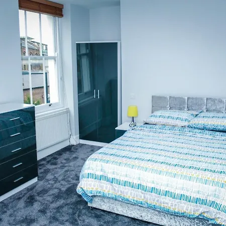 Camden Guest House Double Bedroom With Super Large King Bed-2