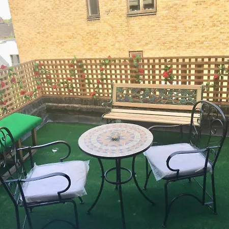 Camden Guest House Double Bedroom With Super Large King Bed-3