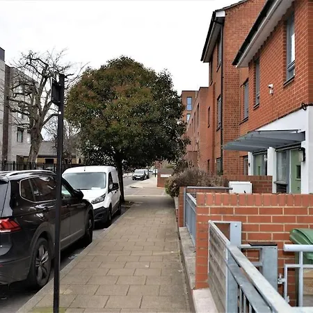 London 4 Bedroom House-2