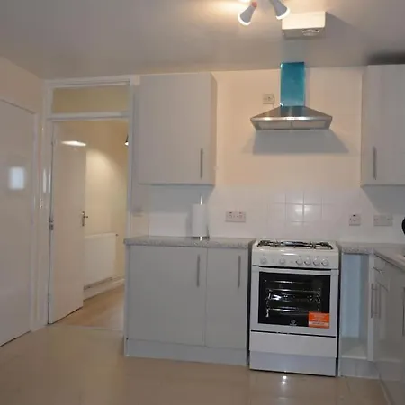 London 4 Bedroom House-3