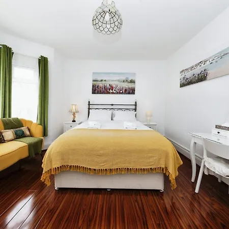 Your Chic 3Br Home Comfort And Style In London-2