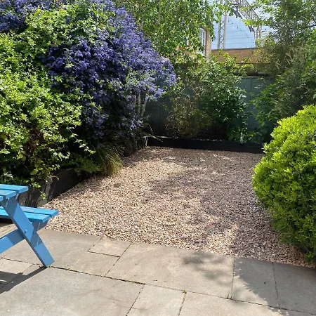 Stunning 3-Bedroom Townhouse In Superb Location-2