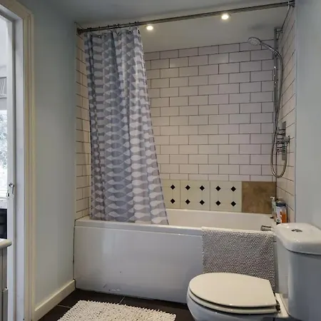 1 Bed Townhouse In Battersea Close To River Thames-3