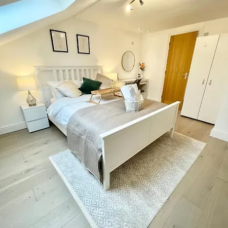 Luxury En-Suite Double Bedroom Stratford E15-2