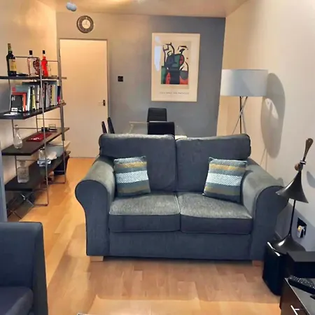 Entire 2 Bedroom House In Hackney-2