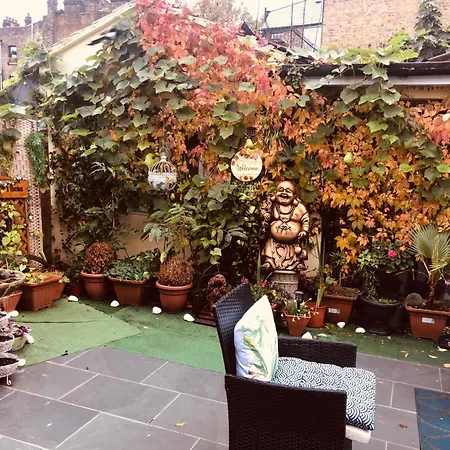Cheerful 4 Bedroom House With Garden Free Parking-2