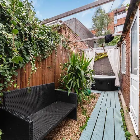 2Bed Garden House W/Hot Tub, Sauna & Cinema Room-3