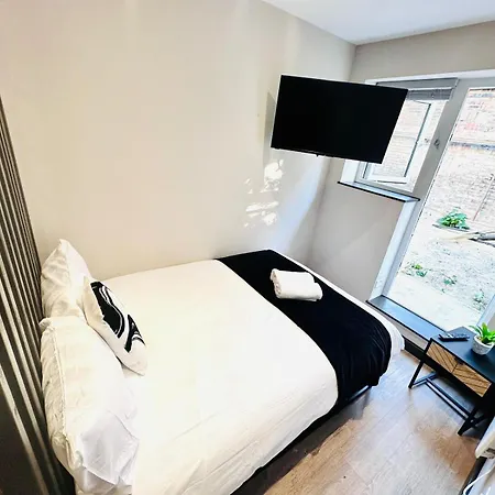 London 1 Central Studio Like A Hotel Room-3