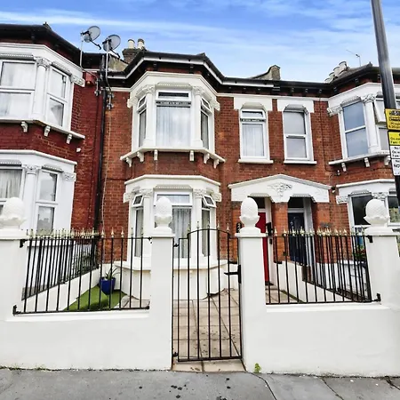 Your Chic 3Br Home Comfort And Style In London-3
