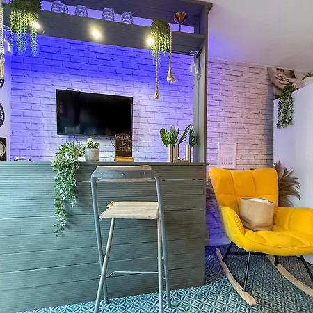 2Bed Garden House W/Hot Tub, Sauna & Cinema Room-2
