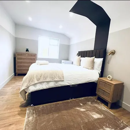 London South Charming Ensuite Look Like Hotel Designer Room-3