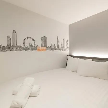 Easyhotel Victoria-2
