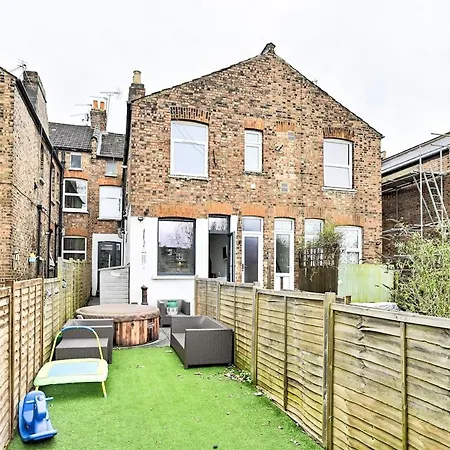 Hottub Spacious Garden House-3