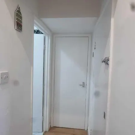 Extra Large One Bedroom Flat With Parking-2