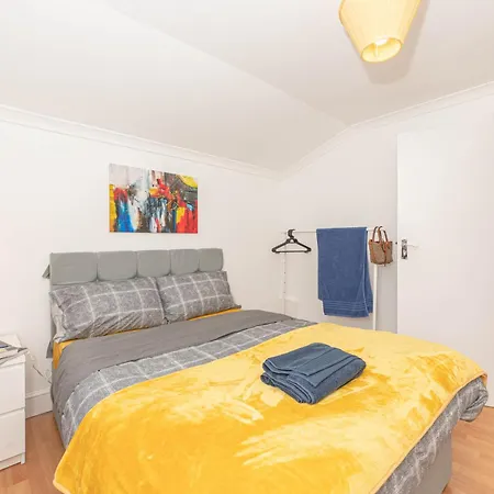 Xtra Large 4 Bedroom House With Heating Sleeps 14 Near Station And Excel-3