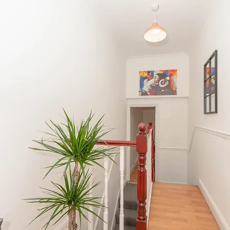 Xtra Large 4 Bedroom House With Heating Sleeps 14 Near Station And Excel-2
