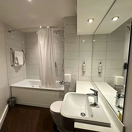 Premier Inn London Canary Wharf-3